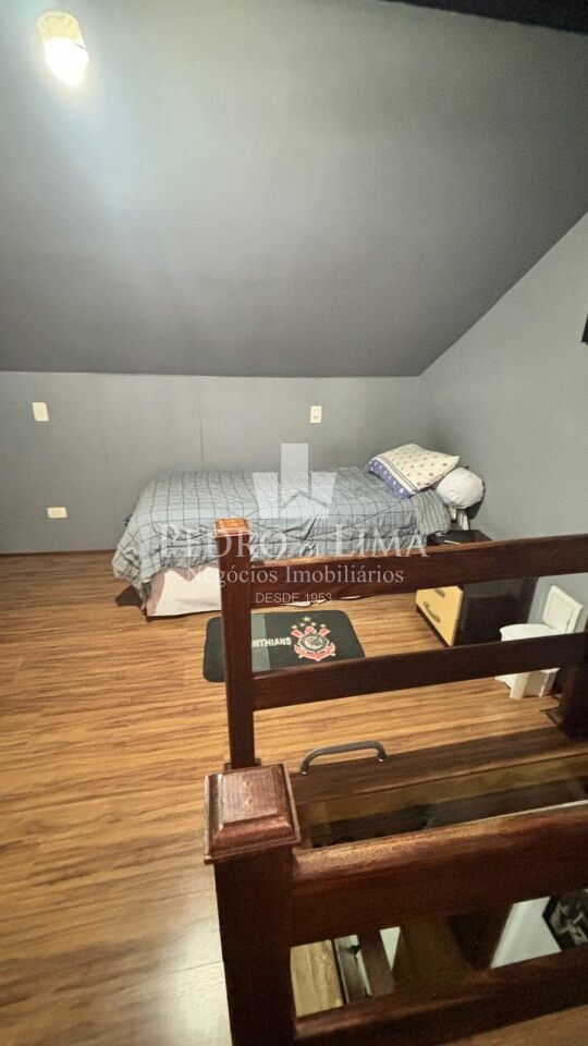 Sobrado com 3 quartos sendo 1 suite, 3 banheiros, 1 vaga de garagem, churrasqueira