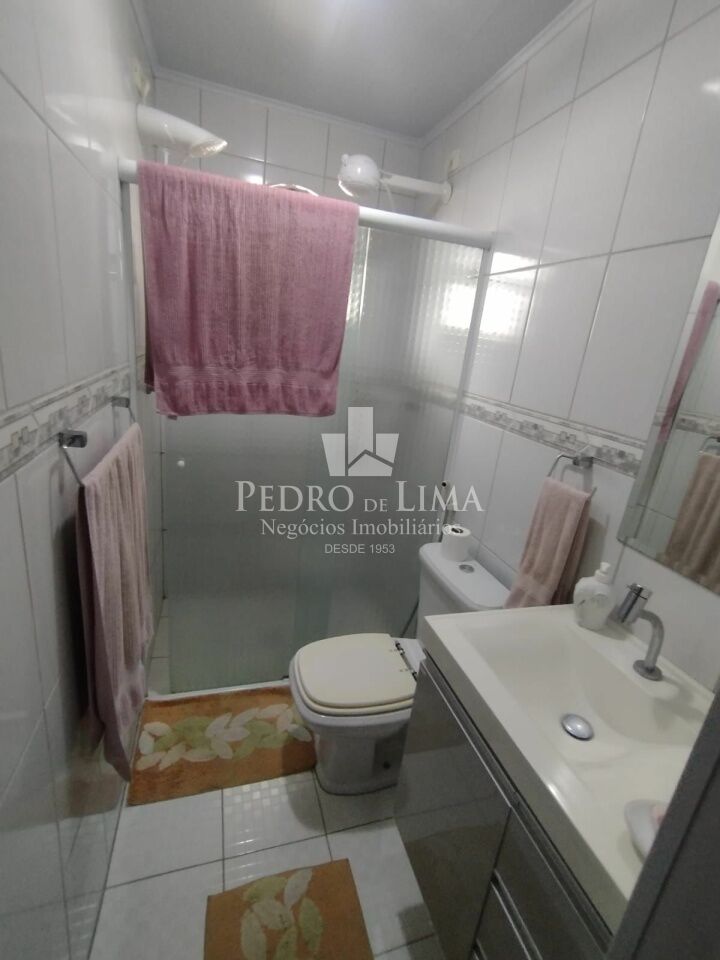 Sobrado com 3 quartos sendo 1 suite, 3 banheiros, 1 vaga de garagem, churrasqueira