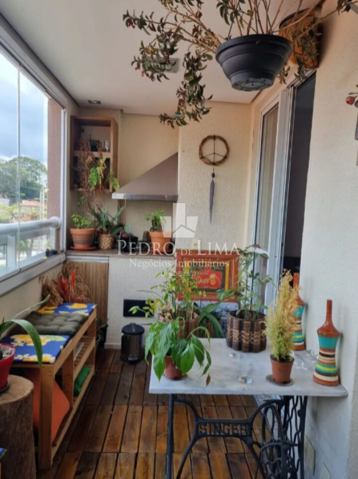 Apartamento 3 dormitorios sendo 1 suite, 2 banheiros, 1 vaga de garagem.