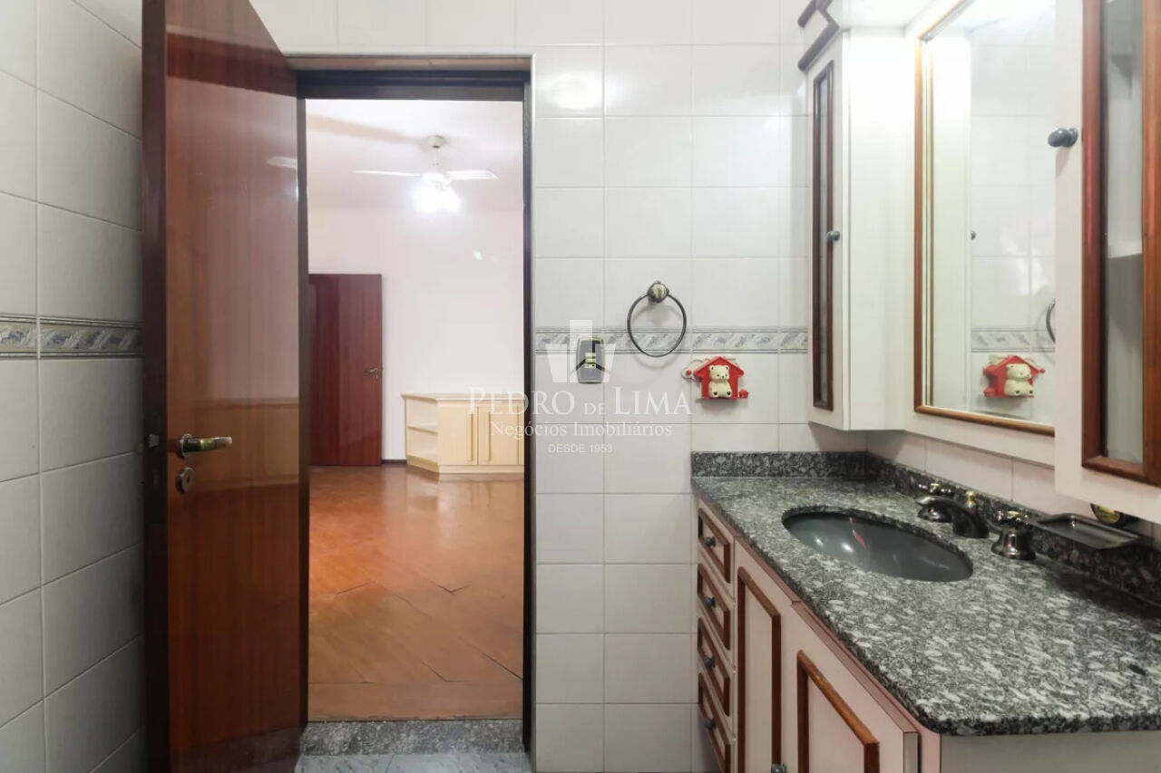 Sobrado com 3 dormitorios sendo 1 suite, 3 banheiros, espaço gourmet, 5 vagas de garagem, Tatuapé