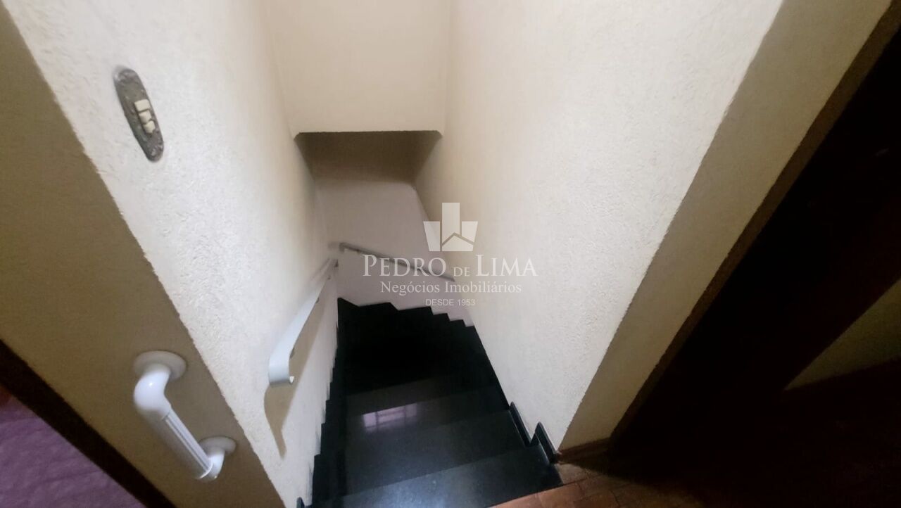 Sobrado Frontal Amplo ao lado do Corinthians, ideal para quem busca espaço e fácil acesso a região