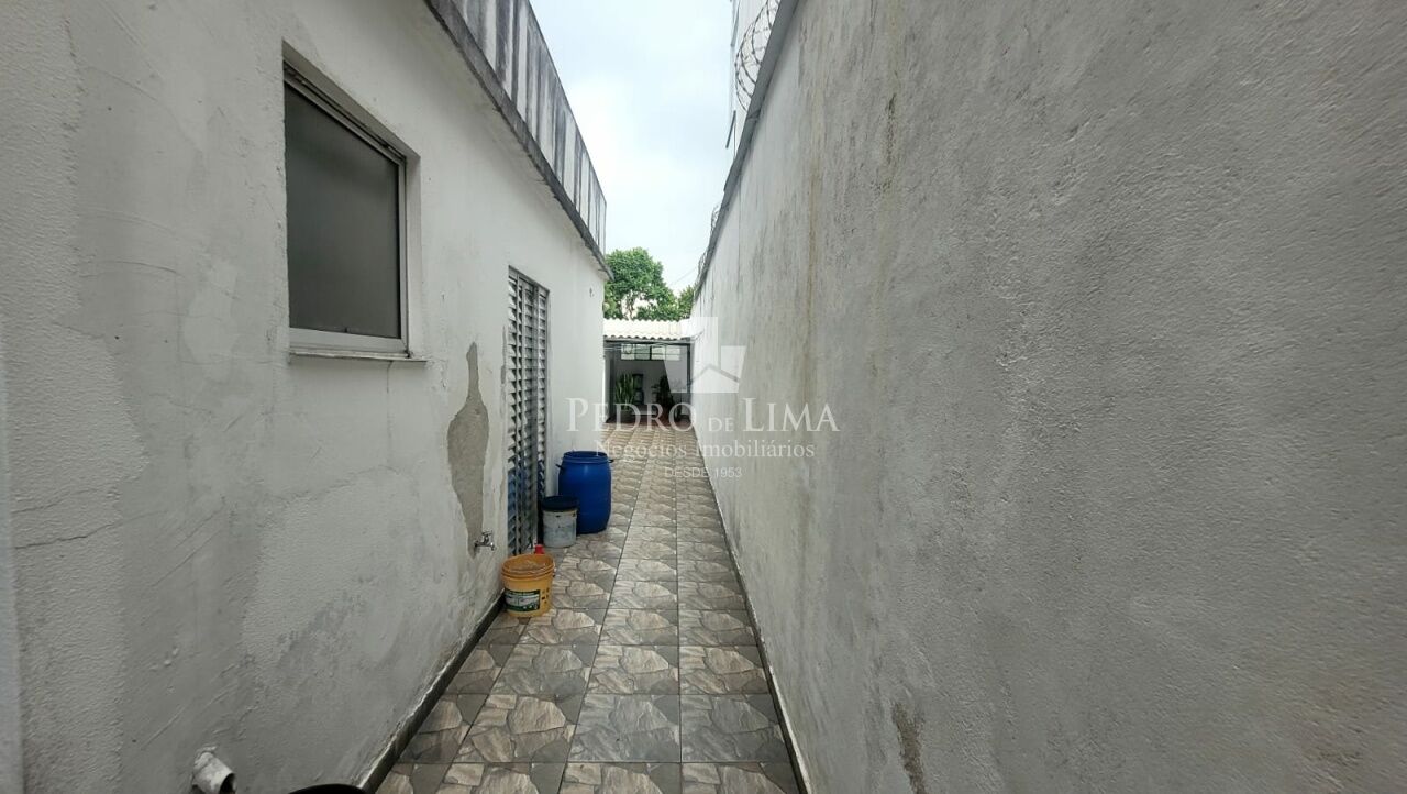 Sobrado Frontal Amplo ao lado do Corinthians, ideal para quem busca espaço e fácil acesso a região