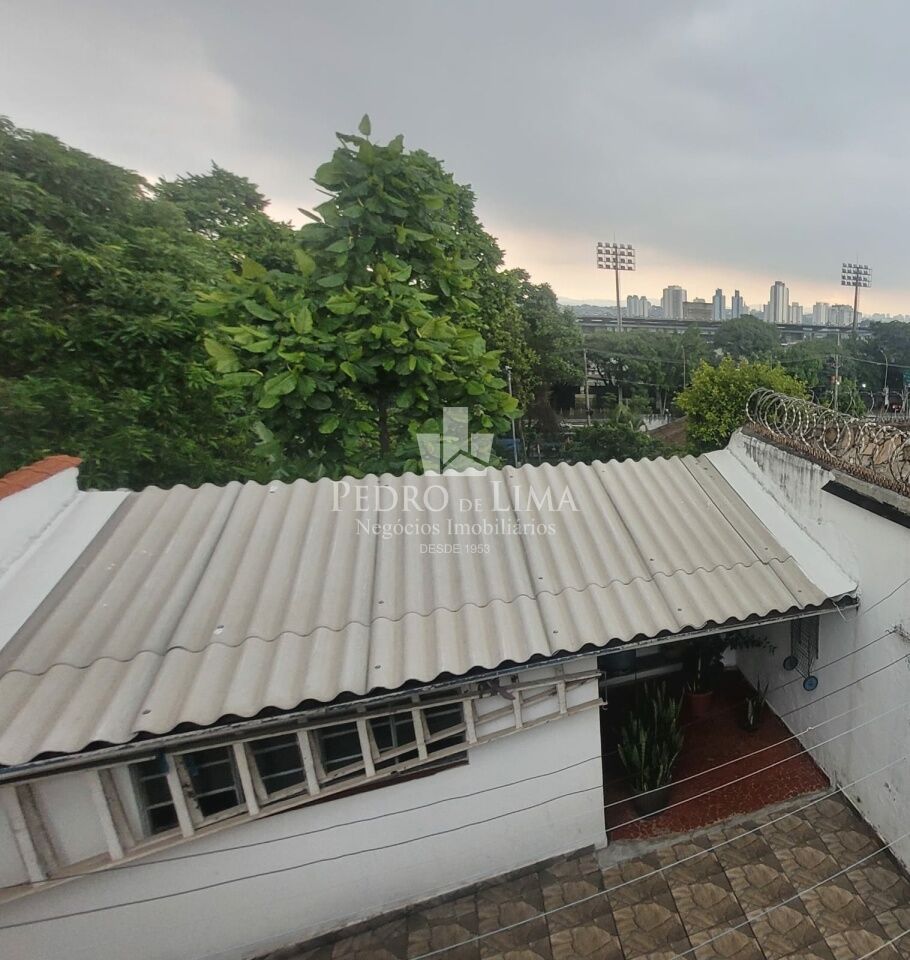 Sobrado Frontal Amplo ao lado do Corinthians, ideal para quem busca espaço e fácil acesso a região