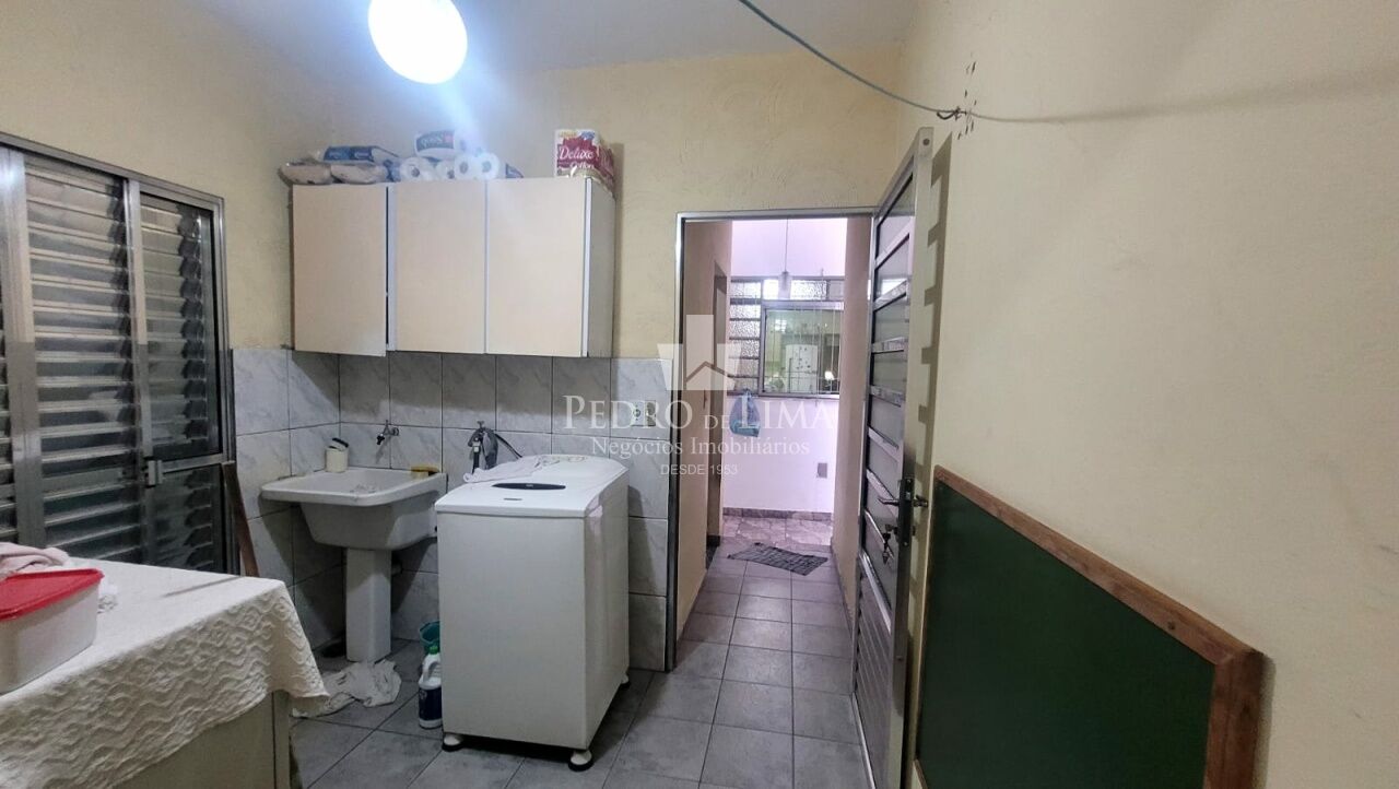 Sobrado Frontal Amplo ao lado do Corinthians, ideal para quem busca espaço e fácil acesso a região