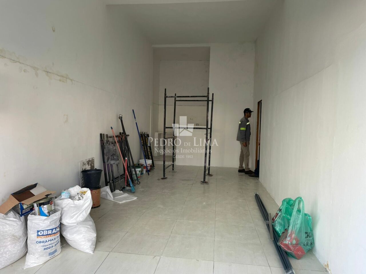 Salão de aprox. 36m² com um banheiro na Penha