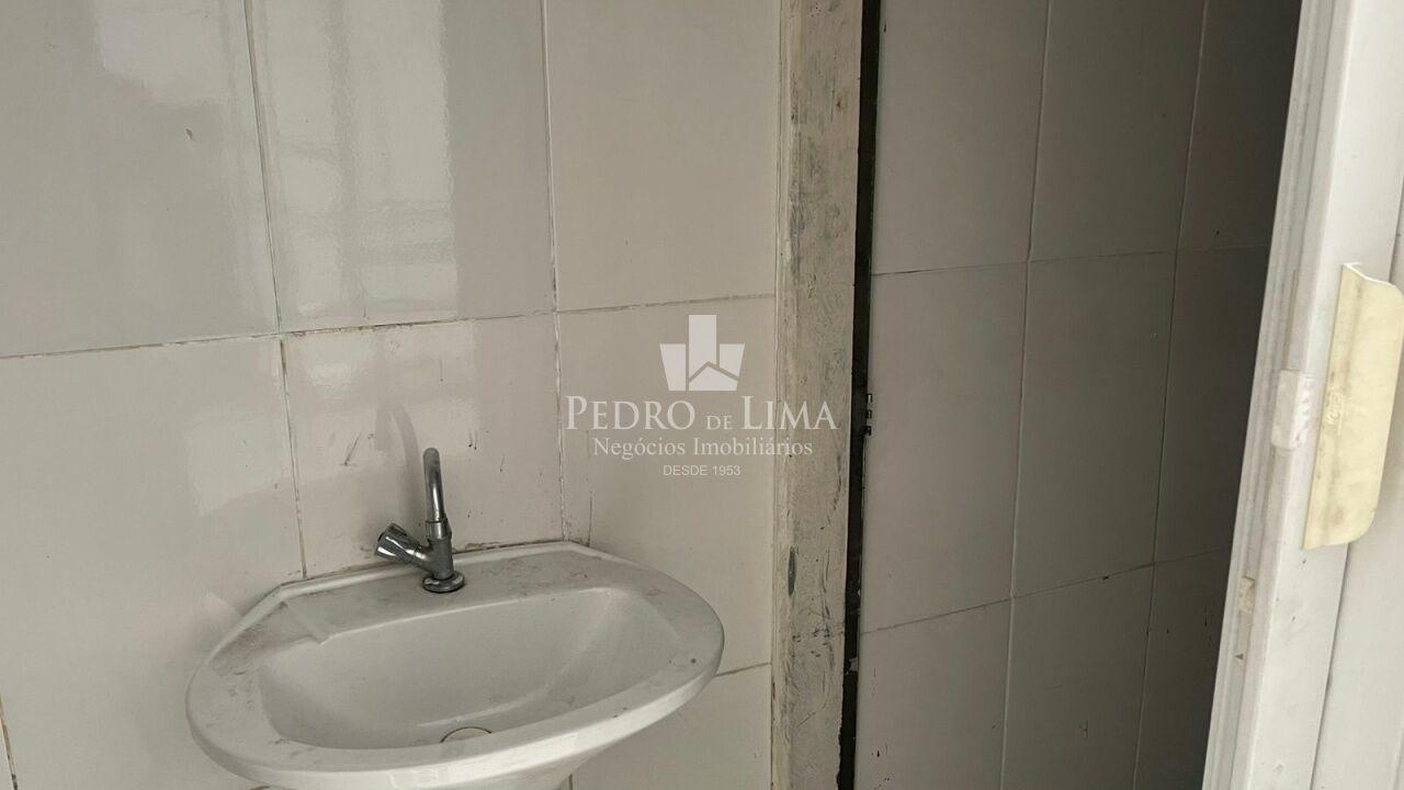 Salão de aprox. 36m² com um banheiro na Penha