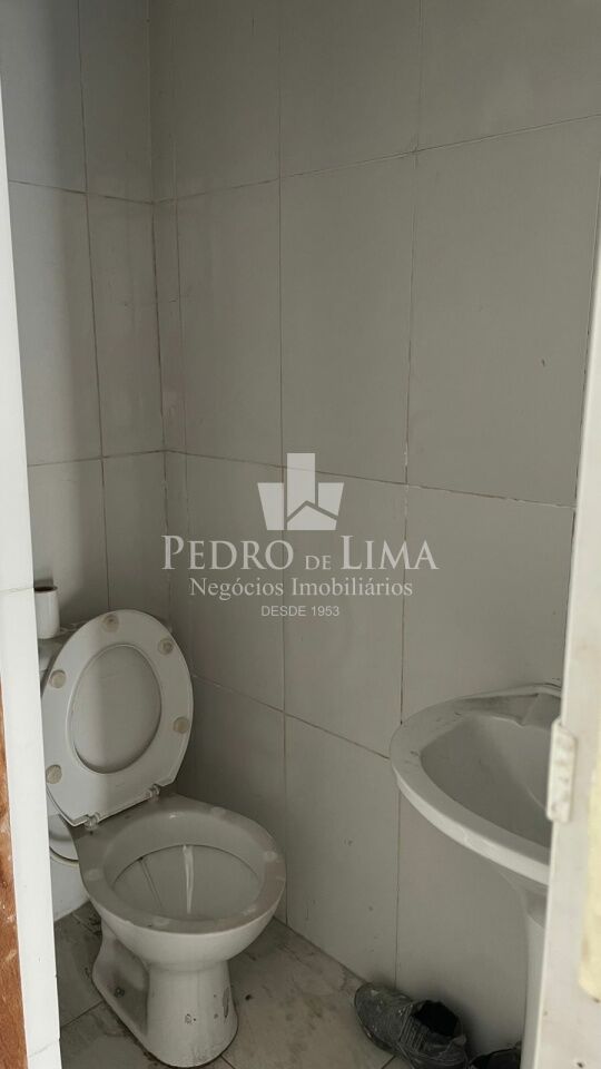 Salão de aprox. 36m² com um banheiro na Penha