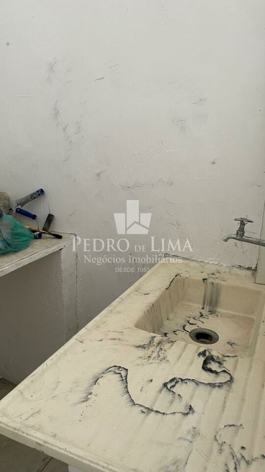 Salão de aprox. 36m² com um banheiro na Penha