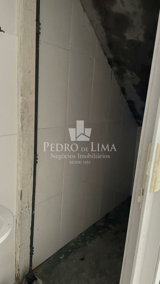 Salão de aprox. 36m² com um banheiro na Penha