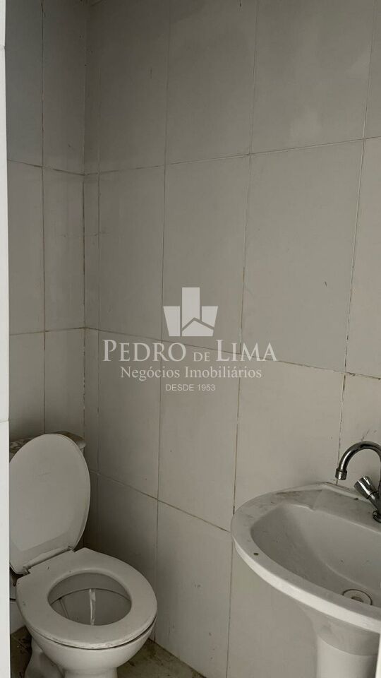 Salão de aprox. 36m² com um banheiro na Penha