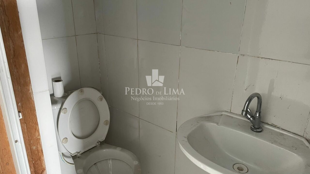 Salão de aprox. 36m² com um banheiro na Penha