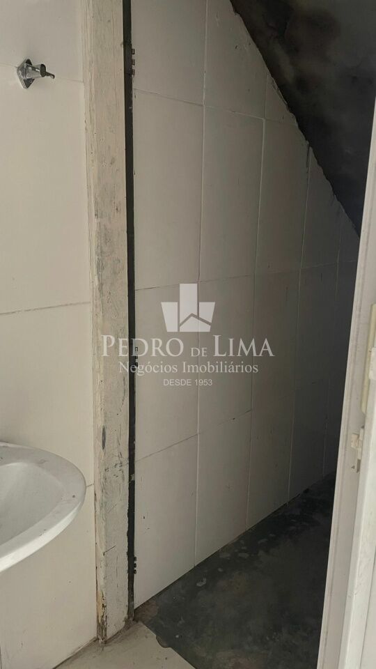 Salão de aprox. 36m² com um banheiro na Penha