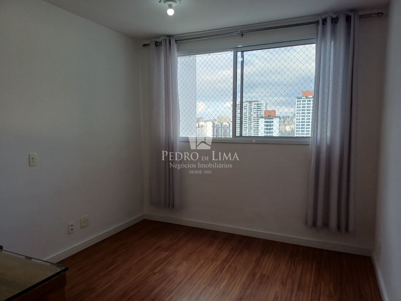 Apartamento em frente a estação do Metrô Bresser Mooca, 35m2, 1 suíte e 1 vaga, mobiliado.