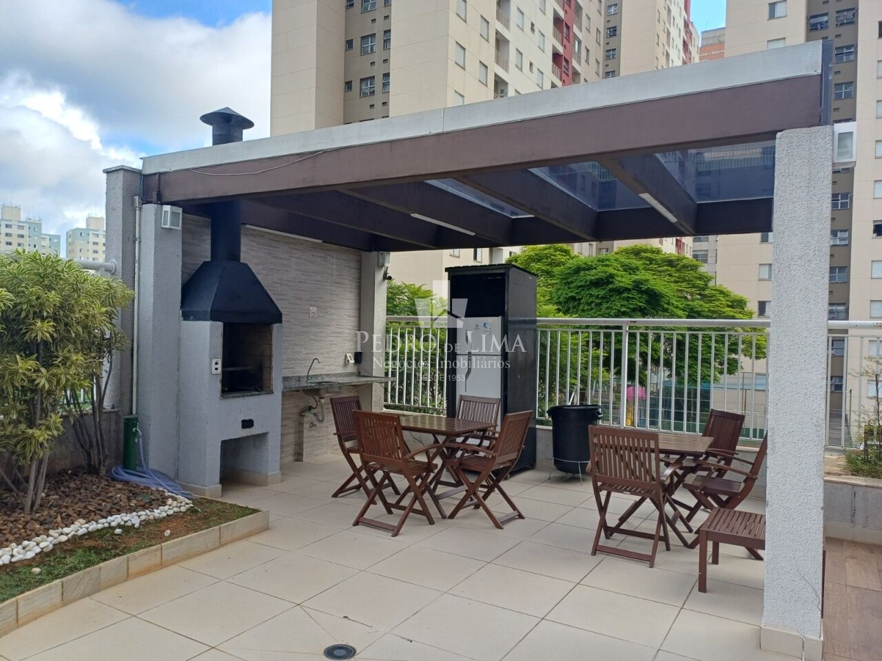 Apartamento em frente a estação do Metrô Bresser Mooca, 35m2, 1 suíte e 1 vaga, mobiliado.
