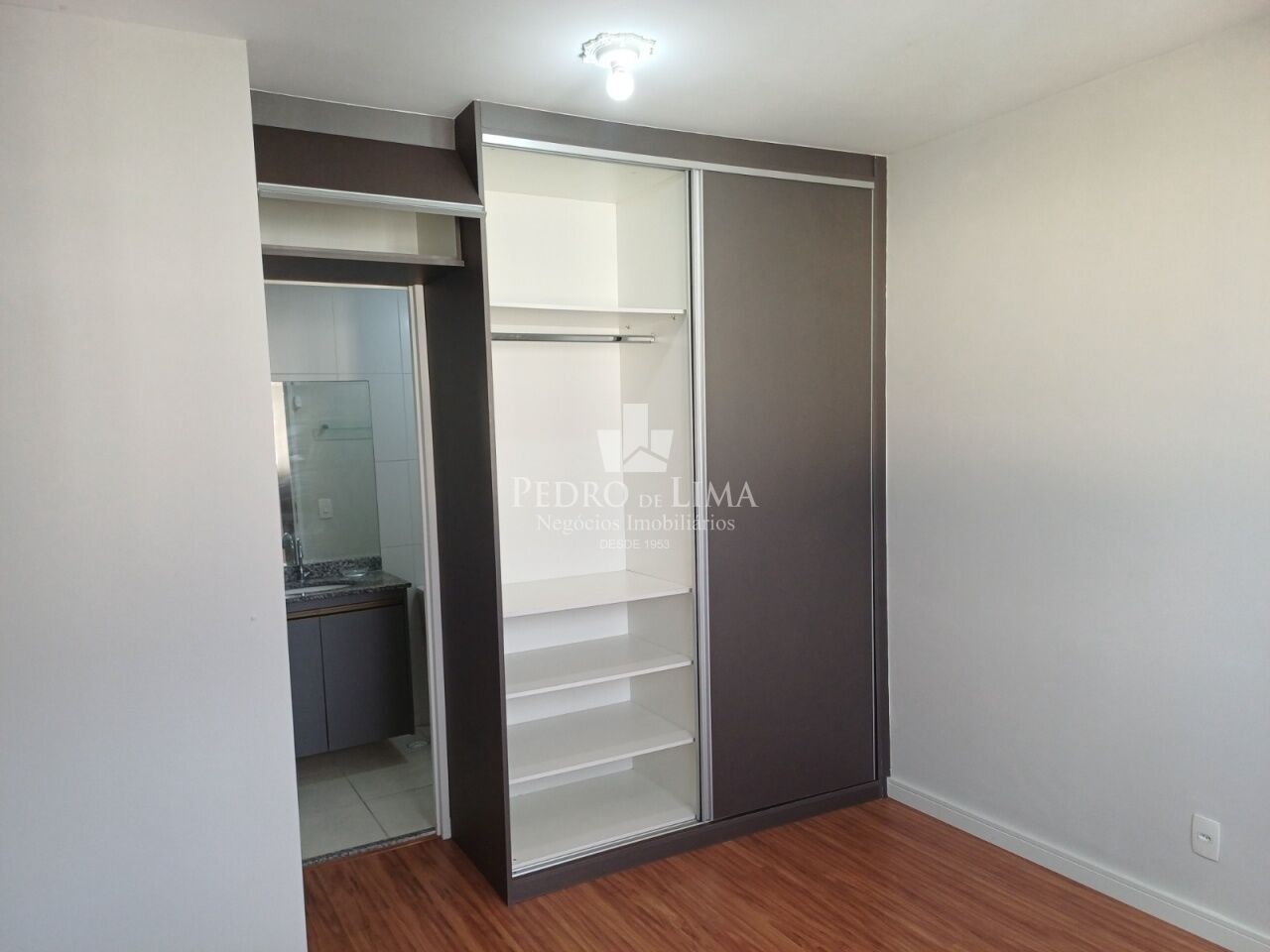 Apartamento em frente a estação do Metrô Bresser Mooca, 35m2, 1 suíte e 1 vaga, mobiliado.