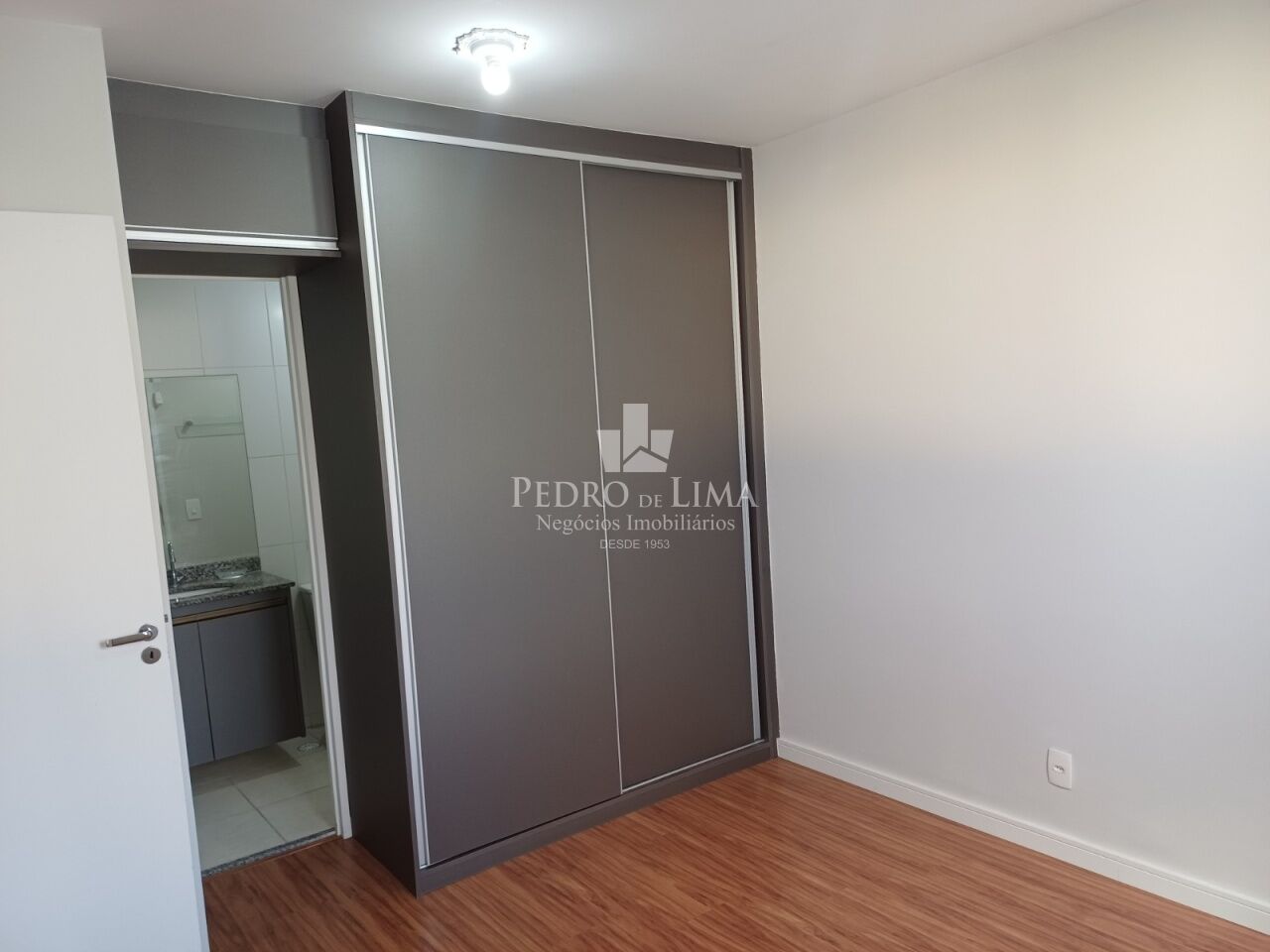 Apartamento em frente a estação do Metrô Bresser Mooca, 35m2, 1 suíte e 1 vaga, mobiliado.