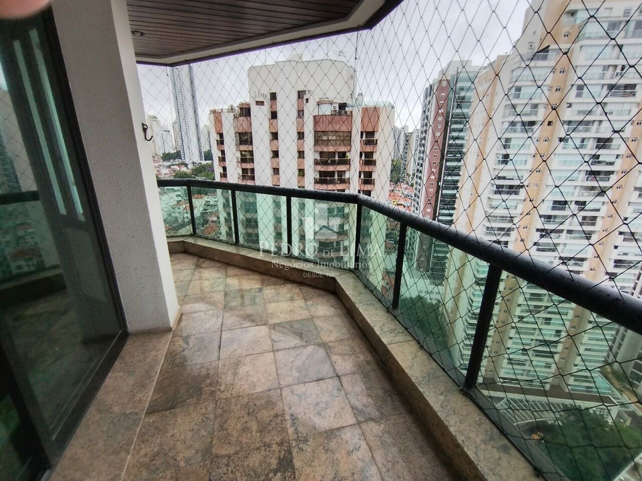 Apartamento de Alto Padrão ,Mobiliado,3 Dormitórios (uma suíte) e Duas Vagas no Jardim Anália Franco