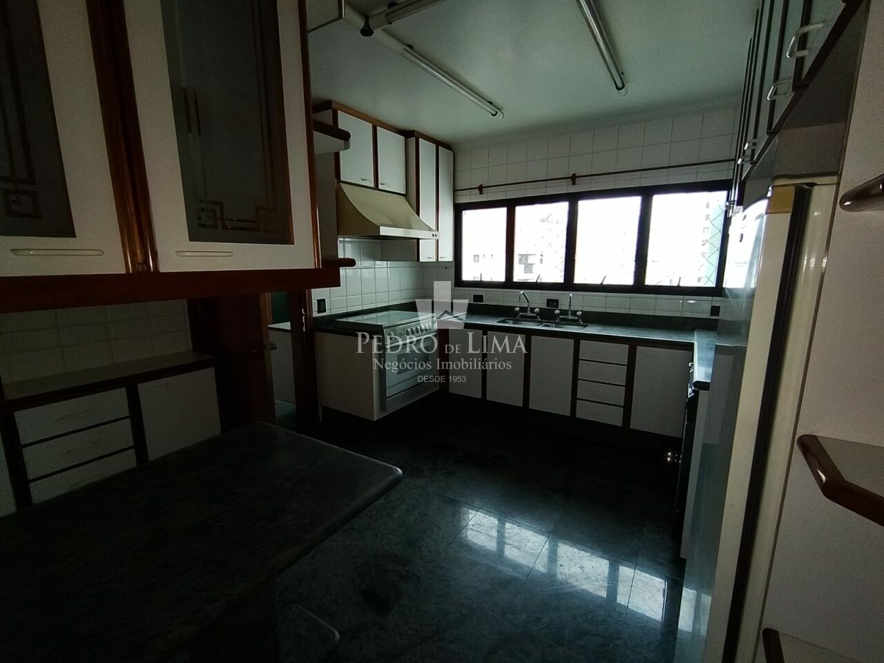 Apartamento de Alto Padrão ,Mobiliado,3 Dormitórios (uma suíte) e Duas Vagas no Jardim Anália Franco