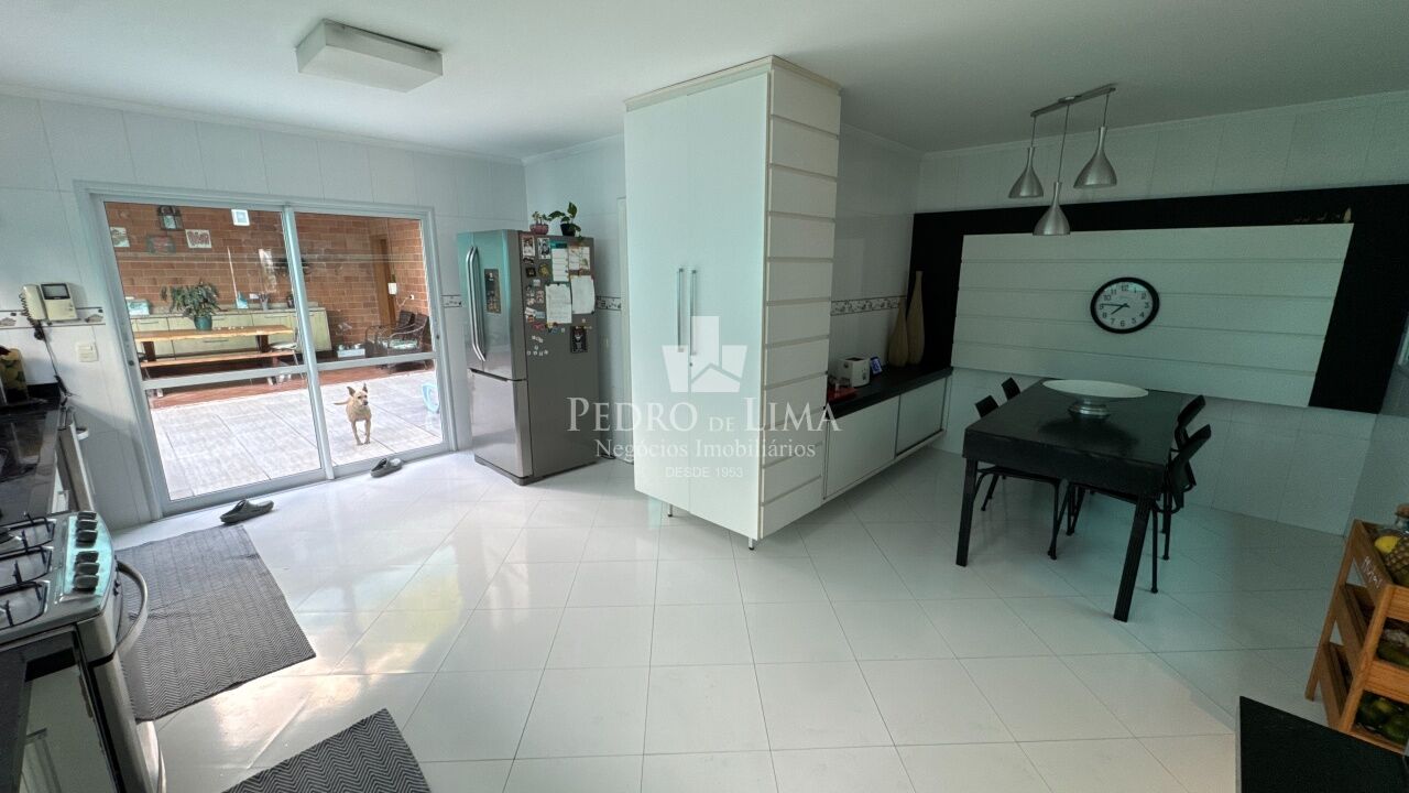 Sobrado 3 suites 6 vagas no Jardim Taxtil