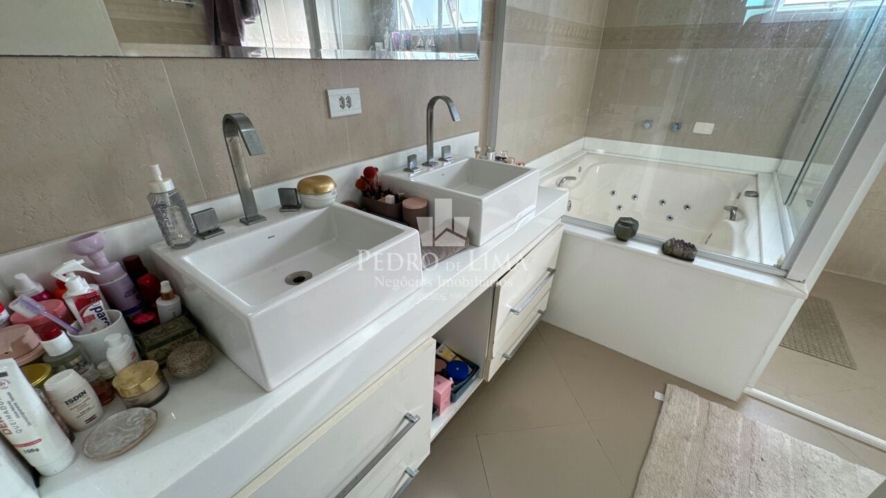 Sobrado 3 suites 6 vagas no Jardim Taxtil
