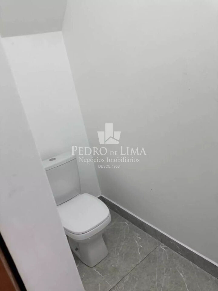 Sobrado com 3 quartos sendo 1 suíte, 3 banheiros, 2 vagas de garagem 