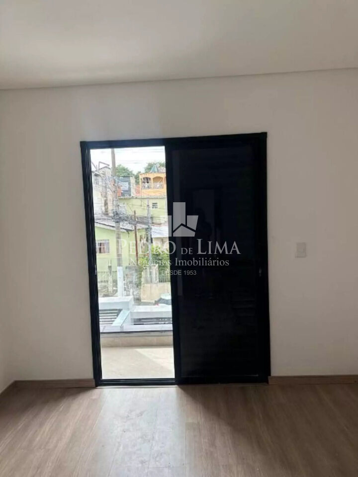 Sobrado com 3 quartos sendo 1 suíte, 3 banheiros, 2 vagas de garagem 