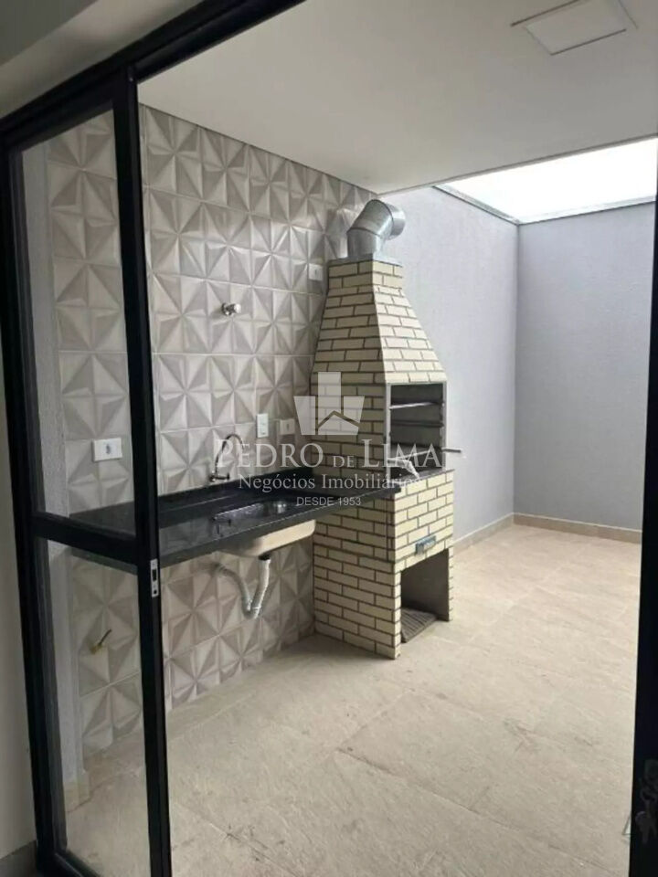 Sobrado com 3 quartos sendo 1 suíte, 3 banheiros, 2 vagas de garagem 
