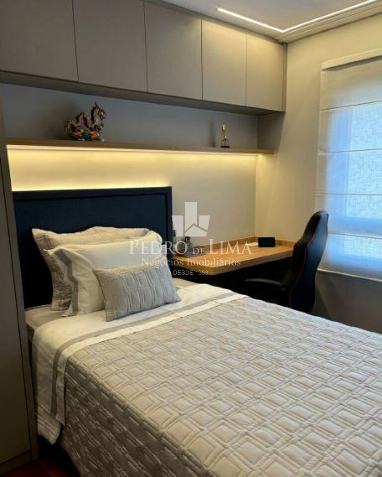 Apartamento no Tatuapé, reformado e mobiliado, 242m2, 4 suítes, 4 vagas + depósito privativo.