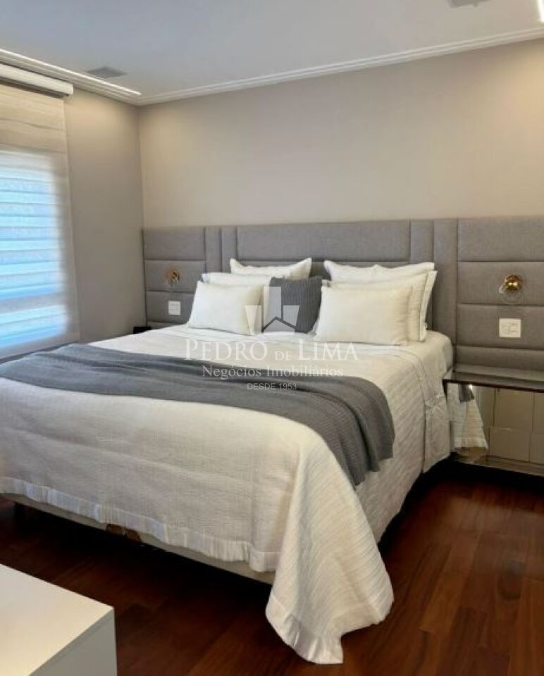 Apartamento no Tatuapé, reformado e mobiliado, 242m2, 4 suítes, 4 vagas + depósito privativo.