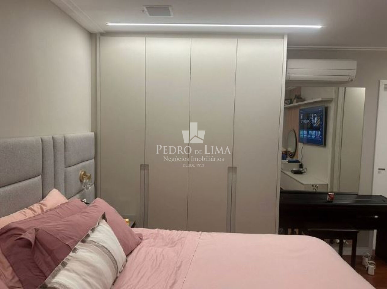 Apartamento no Tatuapé, reformado e mobiliado, 242m2, 4 suítes, 4 vagas + depósito privativo.
