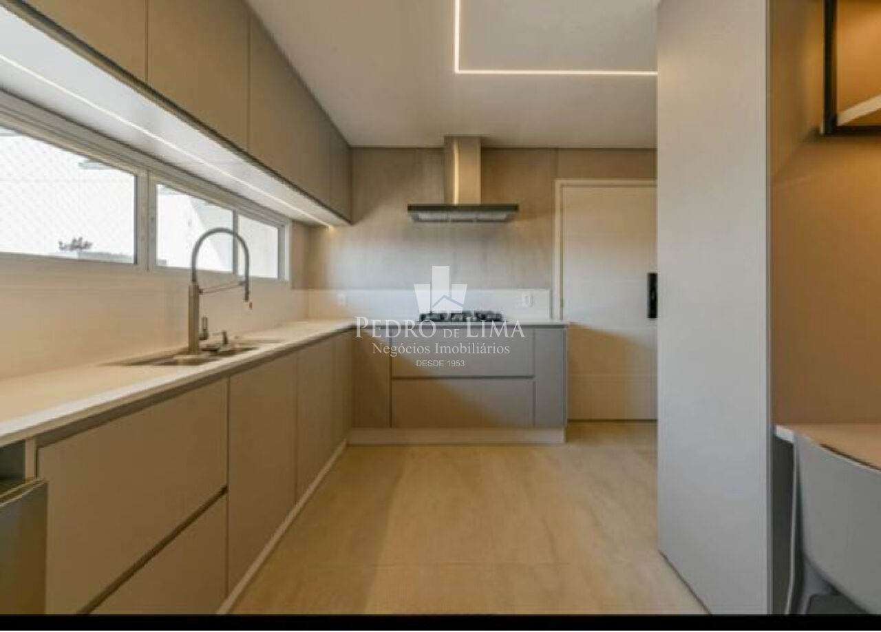 Apartamento no Tatuapé, reformado e mobiliado, 242m2, 4 suítes, 4 vagas + depósito privativo.