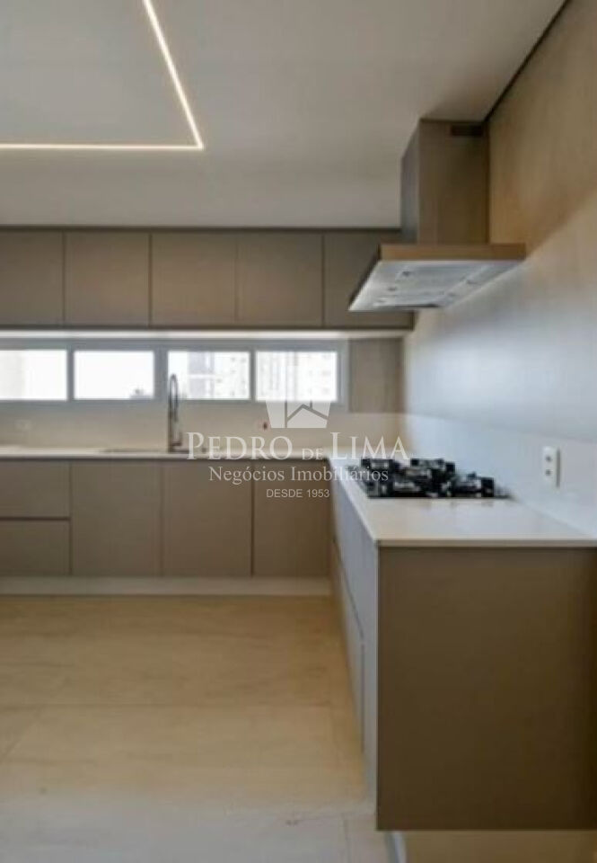 Apartamento no Tatuapé, reformado e mobiliado, 242m2, 4 suítes, 4 vagas + depósito privativo.
