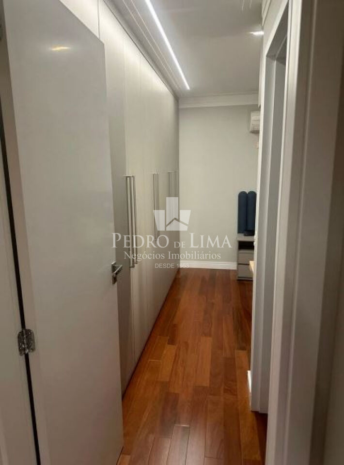 Apartamento no Tatuapé, reformado e mobiliado, 242m2, 4 suítes, 4 vagas + depósito privativo.