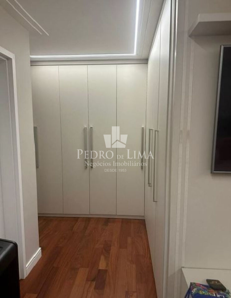 Apartamento no Tatuapé, reformado e mobiliado, 242m2, 4 suítes, 4 vagas + depósito privativo.