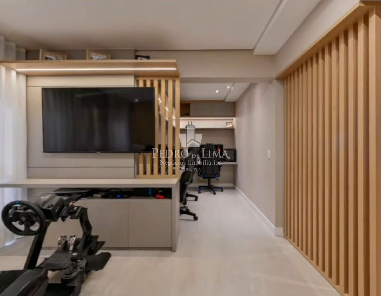 Apartamento no Tatuapé, reformado e mobiliado, 242m2, 4 suítes, 4 vagas + depósito privativo.