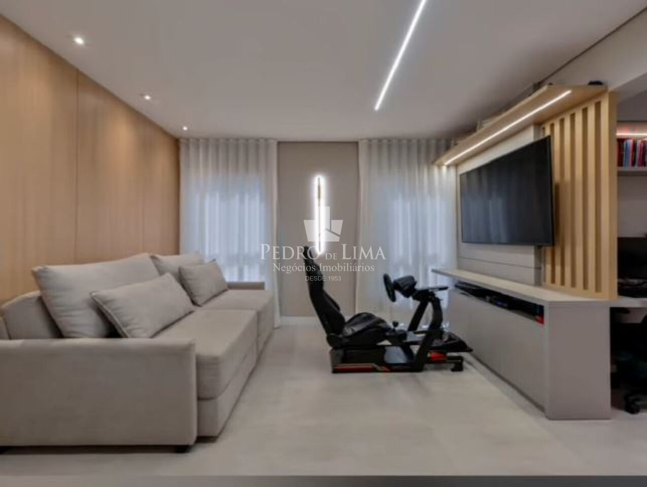 Apartamento no Tatuapé, reformado e mobiliado, 242m2, 4 suítes, 4 vagas + depósito privativo.