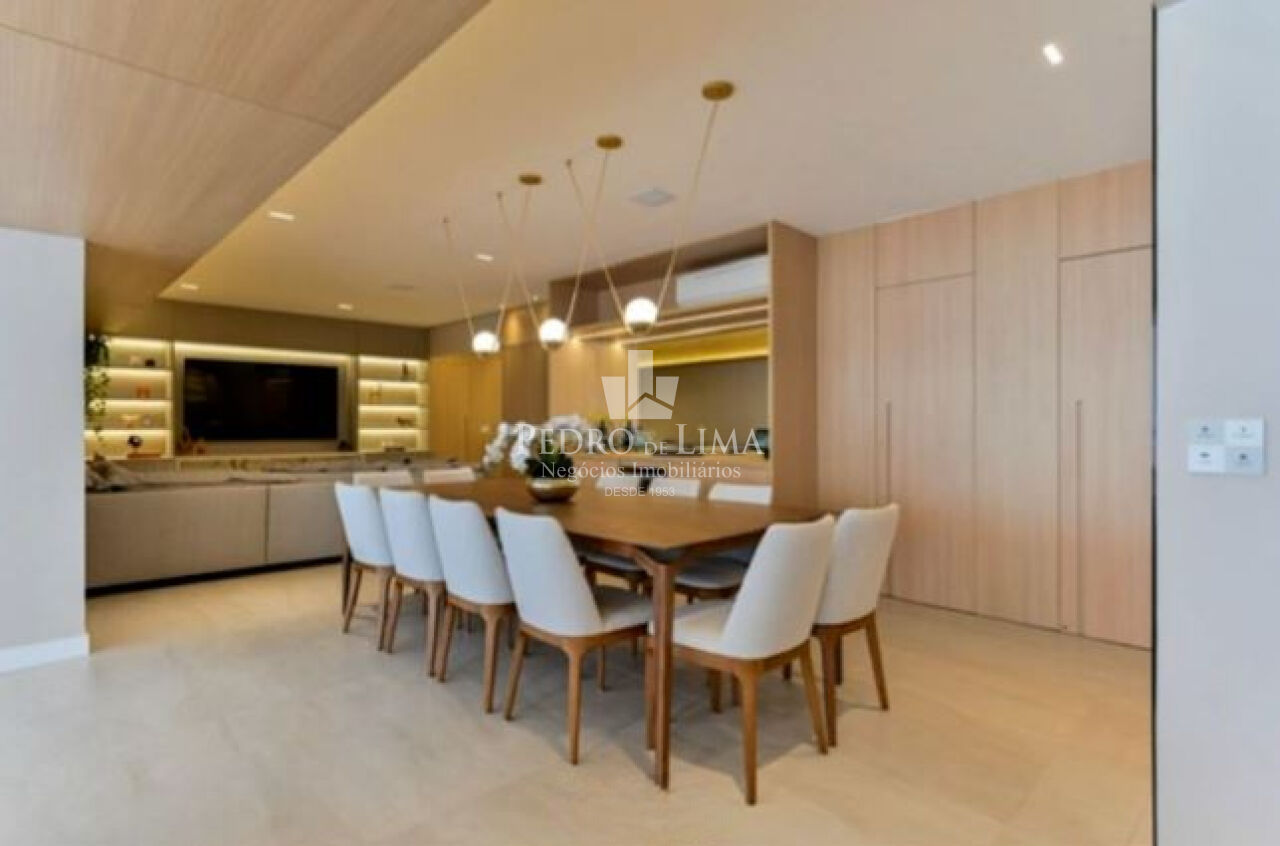 Apartamento no Tatuapé, reformado e mobiliado, 242m2, 4 suítes, 4 vagas + depósito privativo.