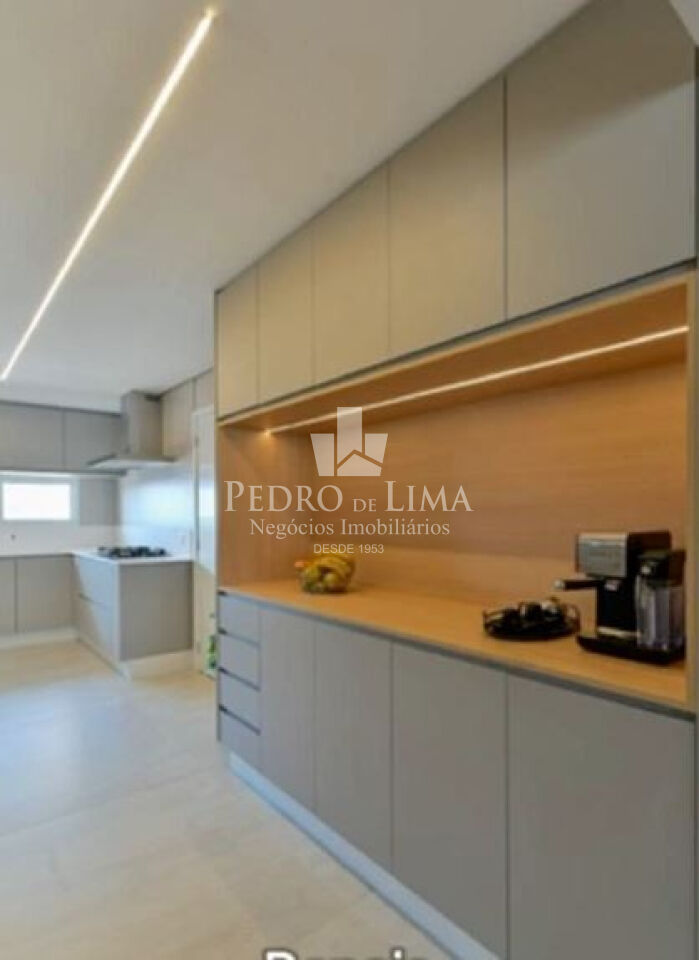 Apartamento no Tatuapé, reformado e mobiliado, 242m2, 4 suítes, 4 vagas + depósito privativo.