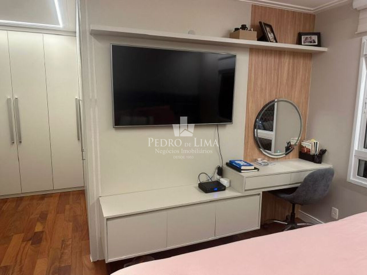 Apartamento no Tatuapé, reformado e mobiliado, 242m2, 4 suítes, 4 vagas + depósito privativo.