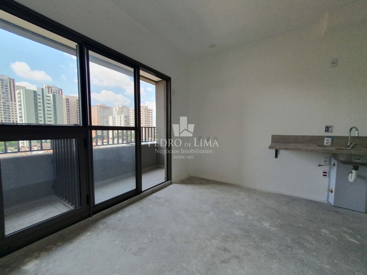 Apartamento tipo Studio, próximo ao Metrô Tatuapé, 21m², 1 dormitório com varanda.