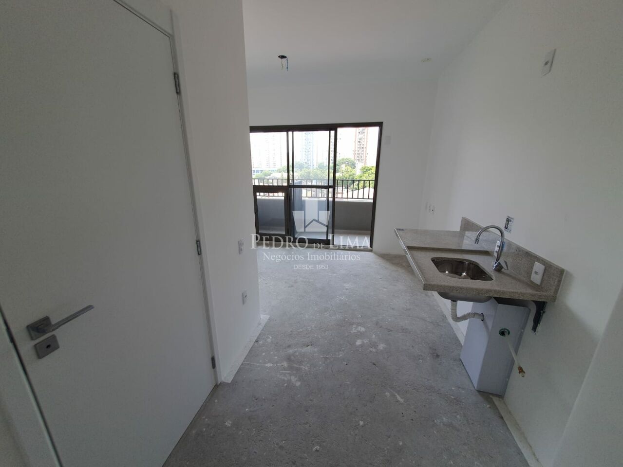 Apartamento tipo Studio, próximo ao Metrô Tatuapé, 21m², 1 dormitório com varanda.