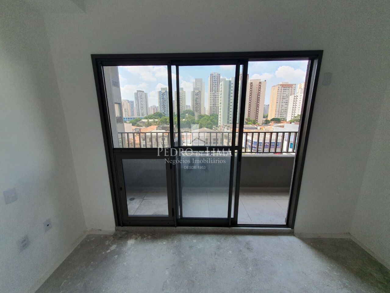 Apartamento tipo Studio, próximo ao Metrô Tatuapé, 21m², 1 dormitório com varanda.