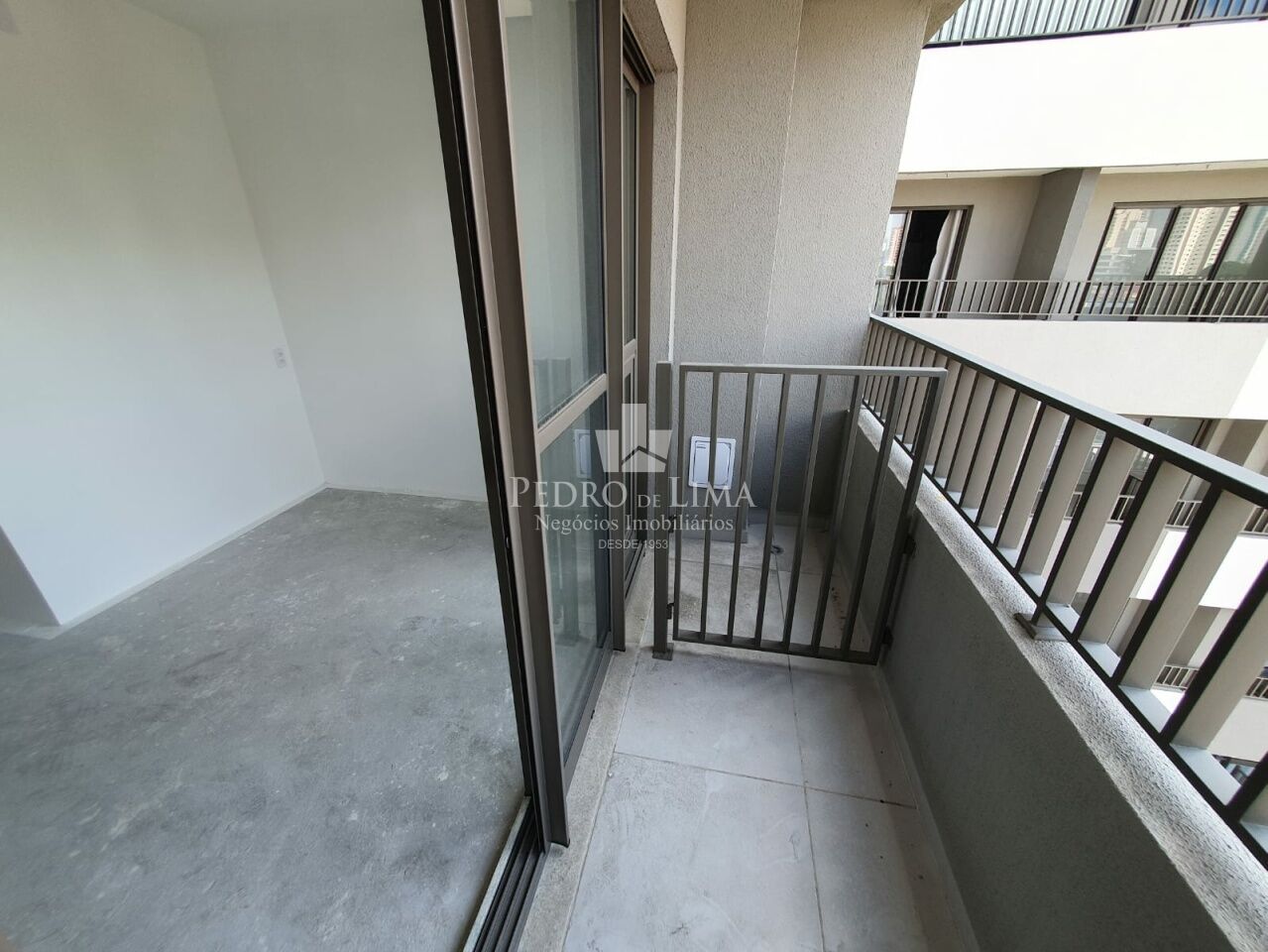 Apartamento tipo Studio, próximo ao Metrô Tatuapé, 21m², 1 dormitório com varanda.