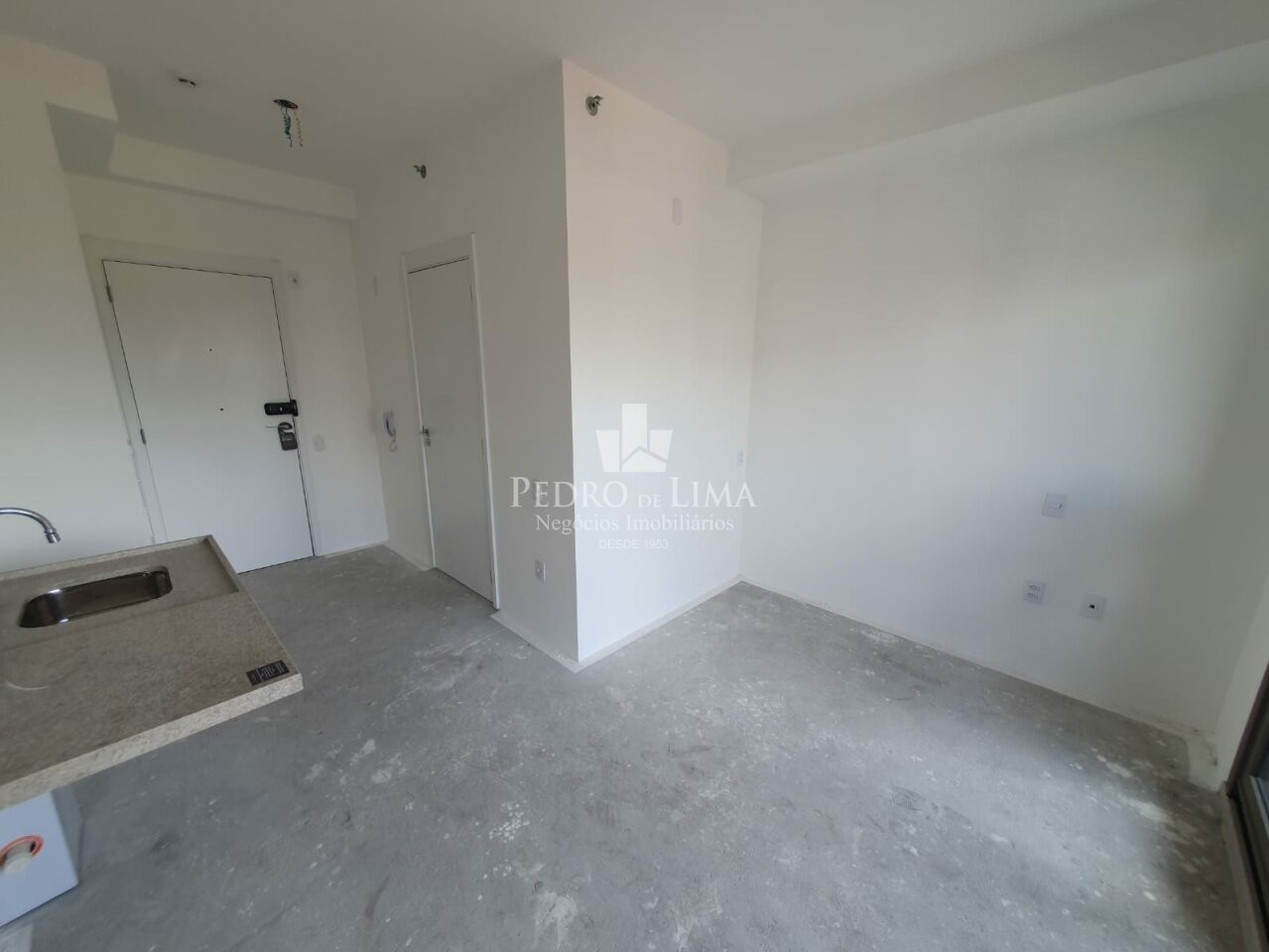 Apartamento tipo Studio, próximo ao Metrô Tatuapé, 21m², 1 dormitório com varanda.