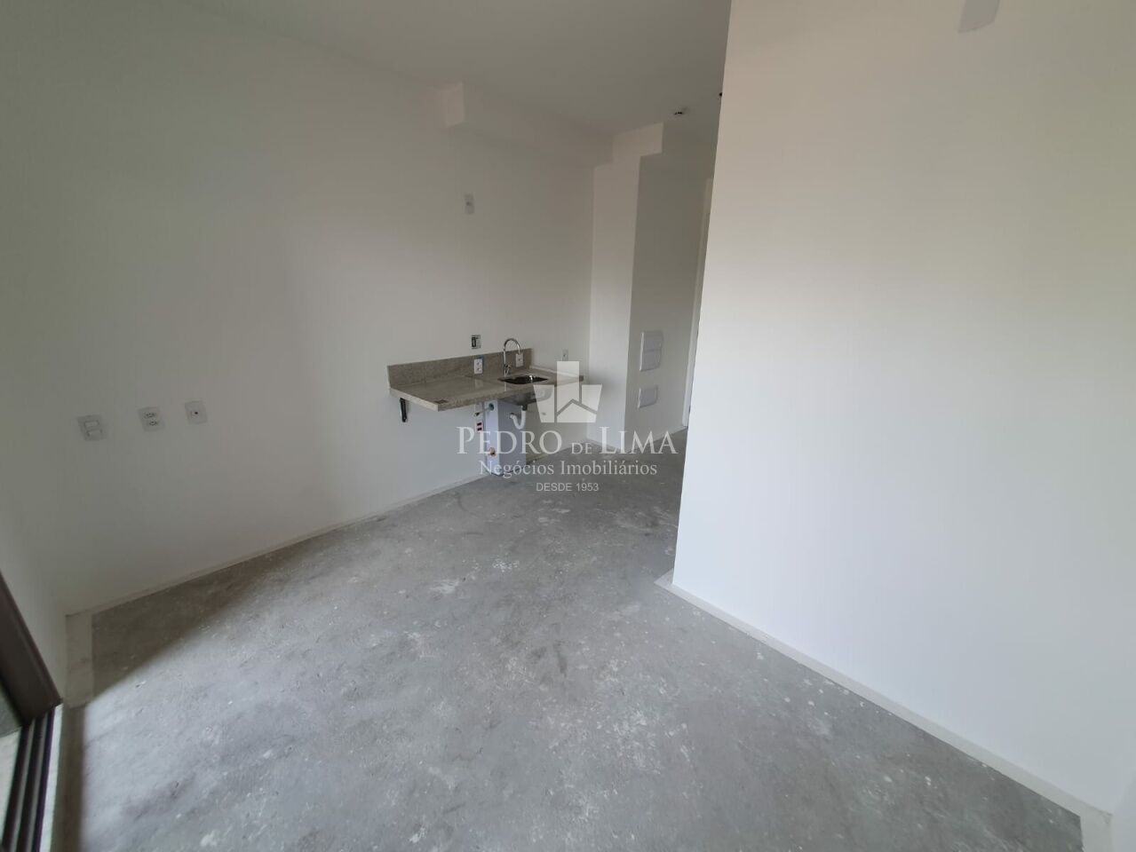Apartamento tipo Studio, próximo ao Metrô Tatuapé, 21m², 1 dormitório com varanda.