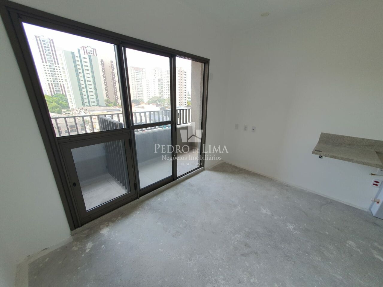 Apartamento tipo Studio, próximo ao Metrô Tatuapé, 21m², 1 dormitório com varanda.