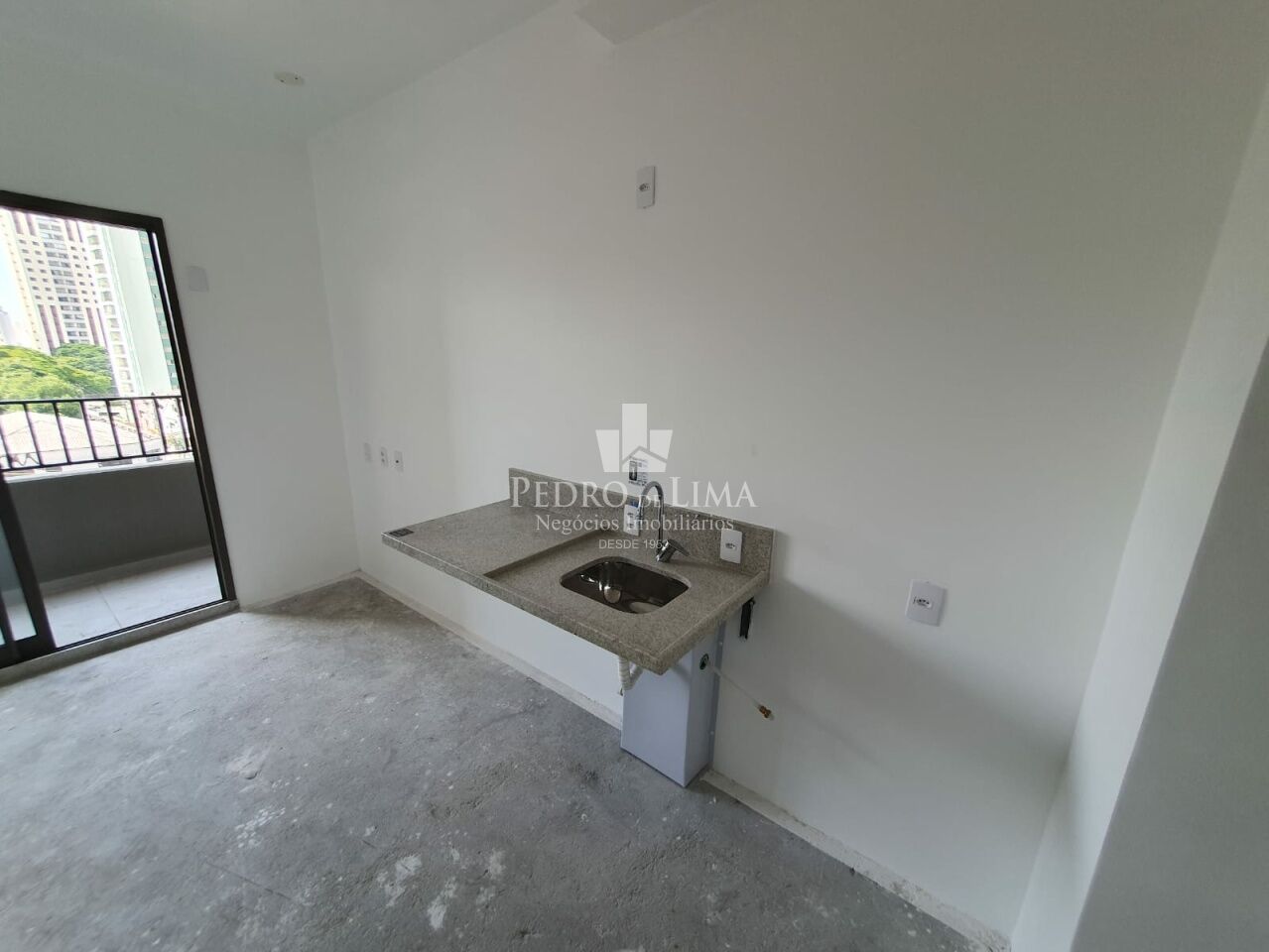 Apartamento tipo Studio, próximo ao Metrô Tatuapé, 21m², 1 dormitório com varanda.