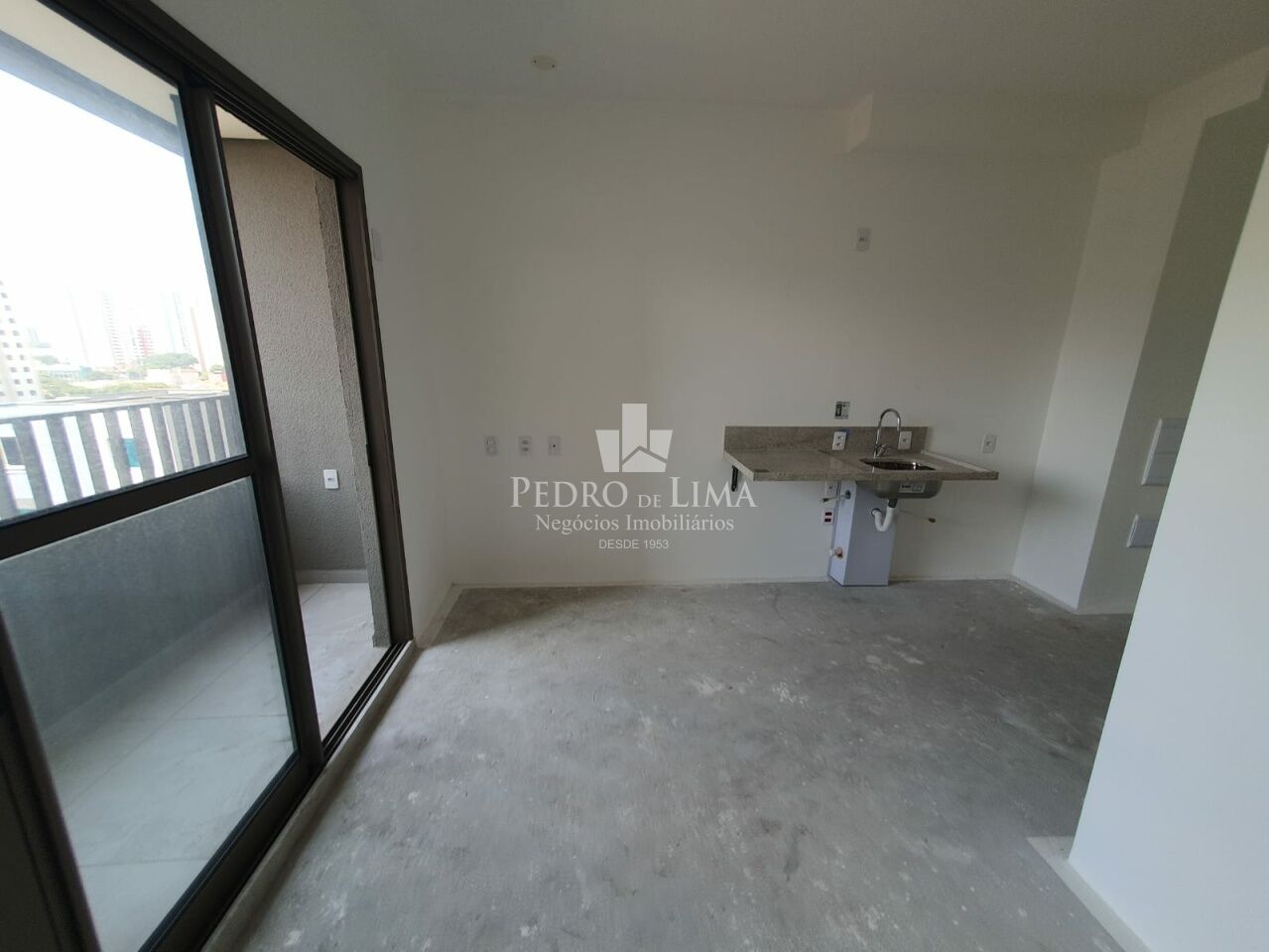Apartamento tipo Studio, próximo ao Metrô Tatuapé, 21m², 1 dormitório com varanda.