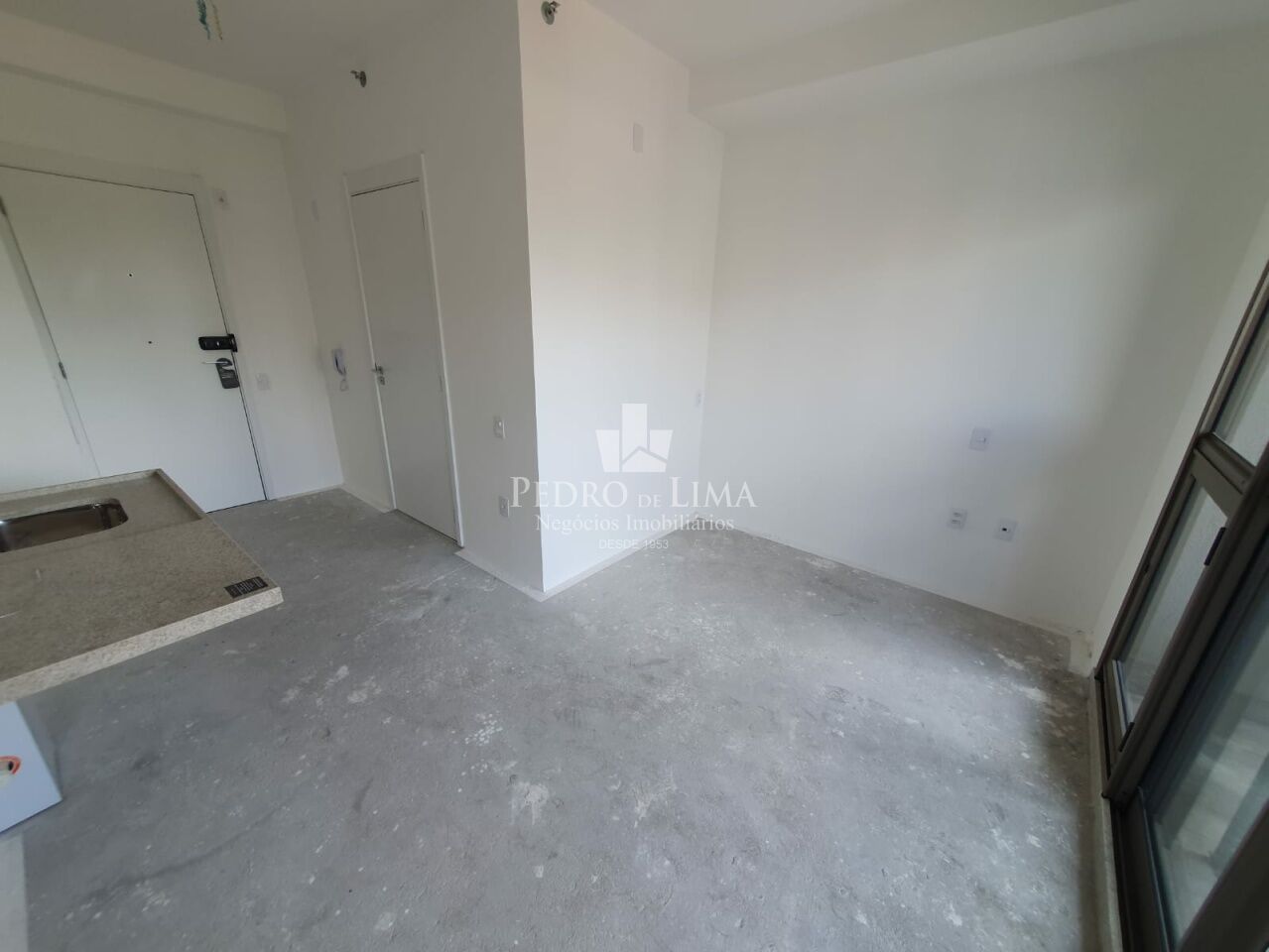 Apartamento tipo Studio, próximo ao Metrô Tatuapé, 21m², 1 dormitório com varanda.