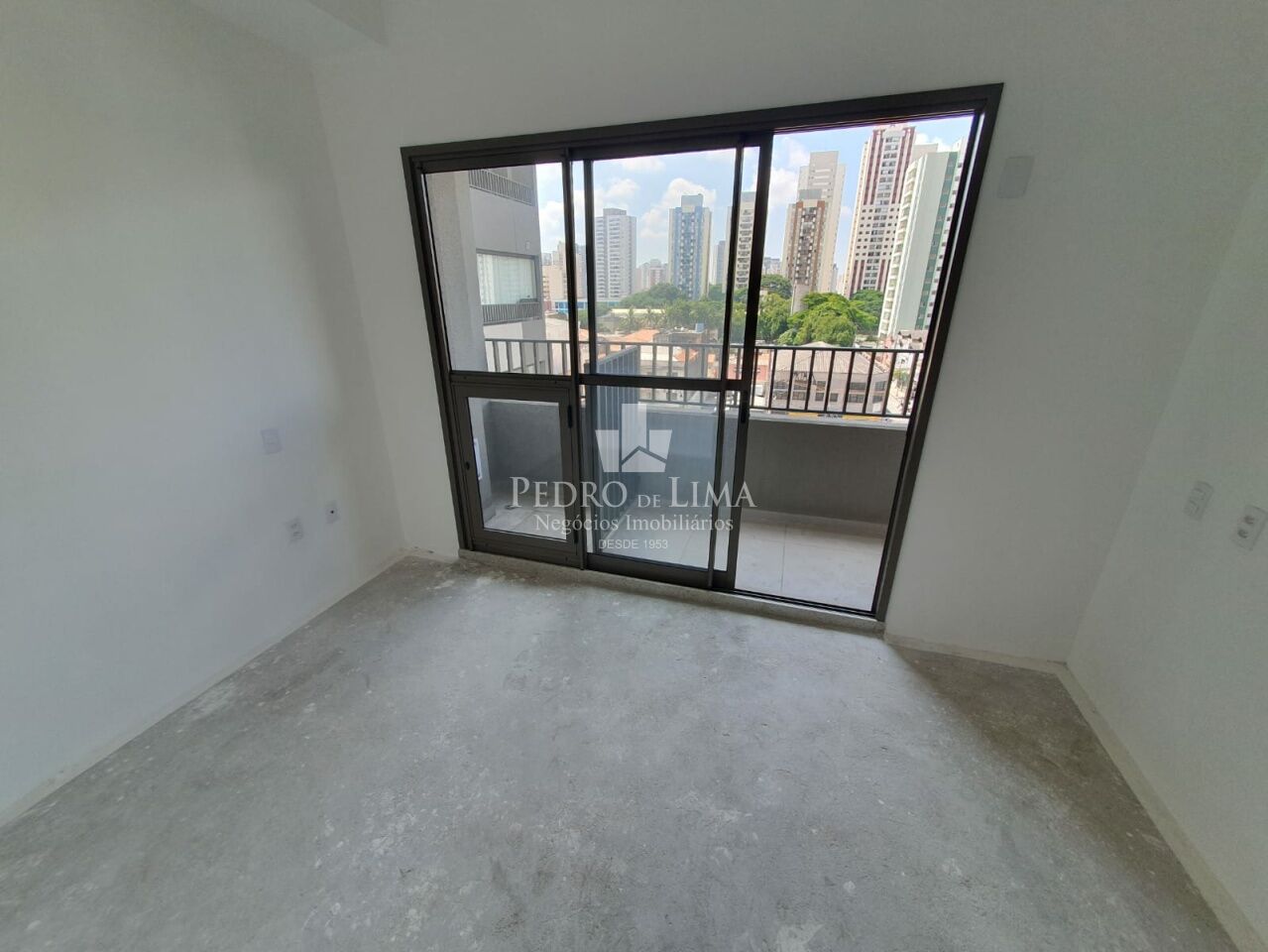 Apartamento tipo Studio, próximo ao Metrô Tatuapé, 21m², 1 dormitório com varanda.